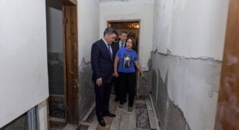 В регионах медленно восстанавливают дома после паводков, считает премьер
