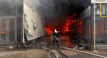 Вертолет и сотня спасателей тушили пожар на алматинской барахолке