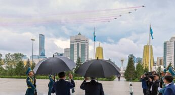 Флаг Китая появился в небе над Астаной и пошел розовый дождь