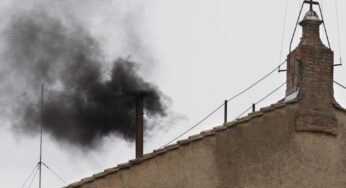 Черный дым: в Ватикане пока не избрали папу